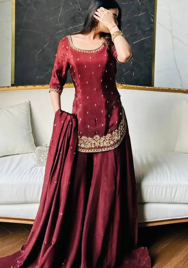 Poised in Maroon: A Fashion Statement