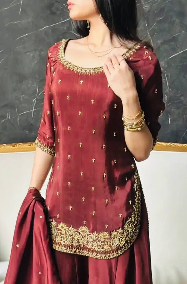 Poised in Maroon: A Fashion Statement
