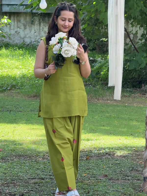 Elegant Green Attire for Stylish Women