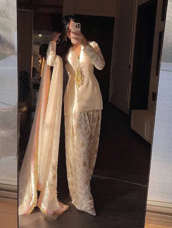 Sophisticated Style with Chic Traditional Outfit