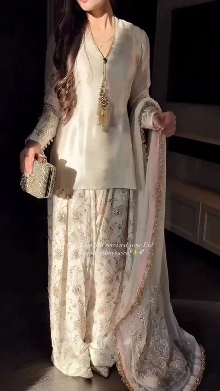 Sophisticated Style with Chic Traditional Outfit