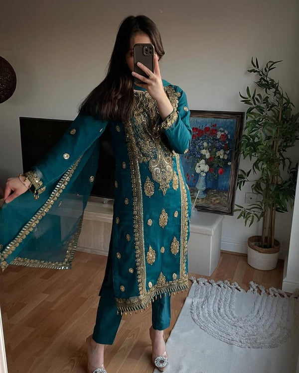 Vibrant Reflections: A Chic Snapshot