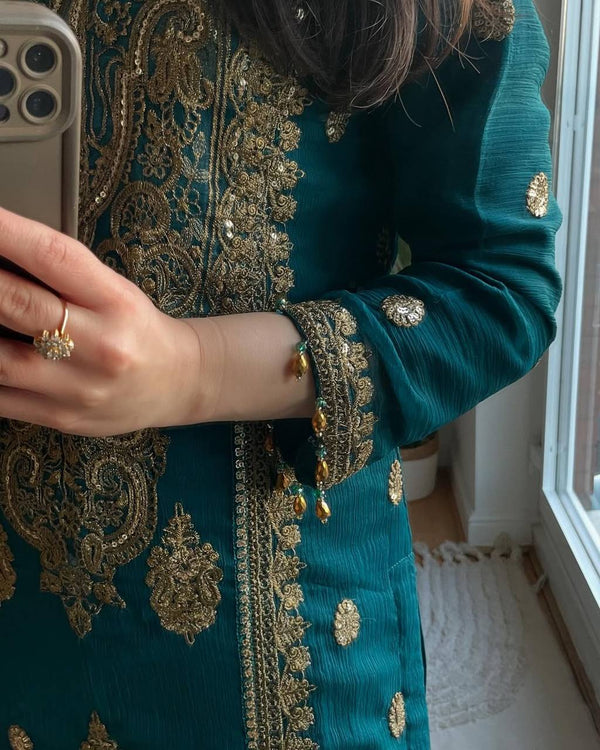 Vibrant Reflections: A Chic Snapshot