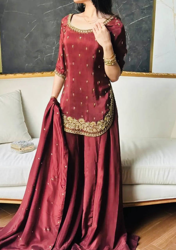 Poised in Maroon: A Fashion Statement