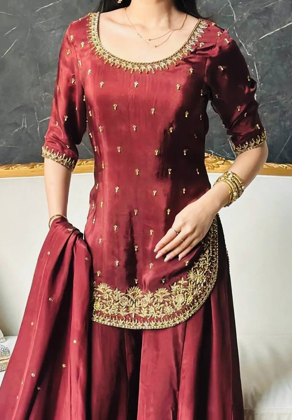 Poised in Maroon: A Fashion Statement