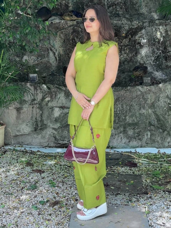 Elegant Green Attire for Stylish Women