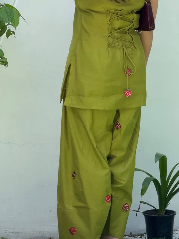Elegant Green Attire for Stylish Women