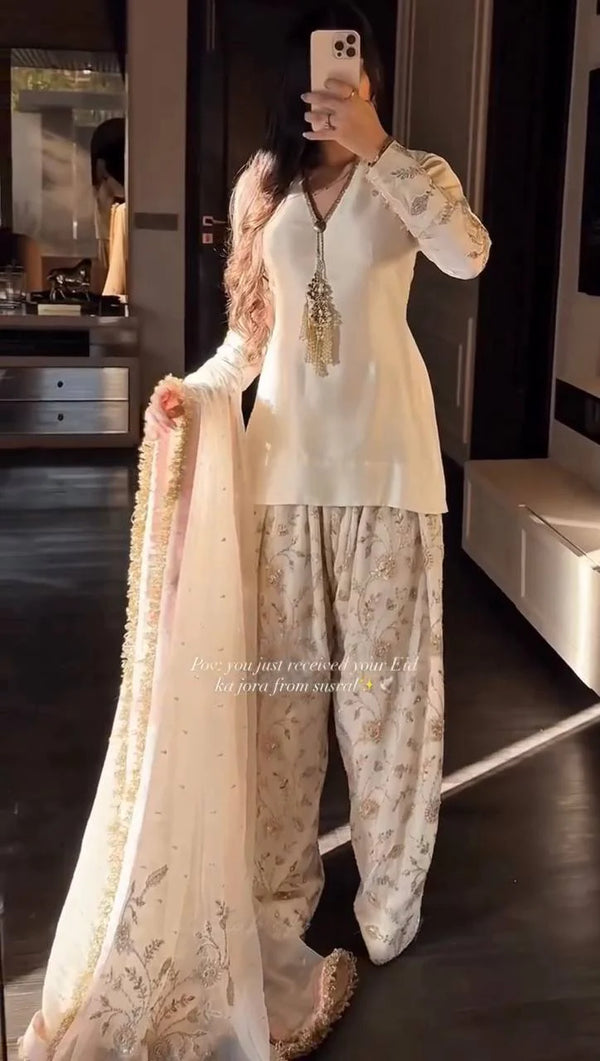 Sophisticated Style with Chic Traditional Outfit